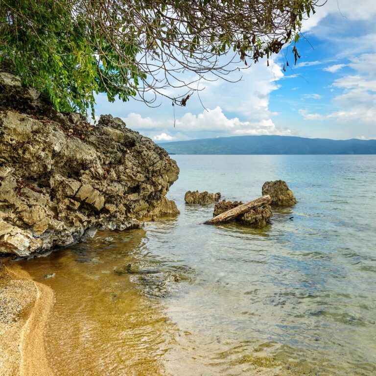 Jika Nusa Tenggara Barat punya pantai berpasir merah muda (pink), maka Sulawesi ...