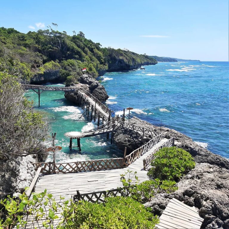 Jika Sobat Pesona ingin menikmati keindahan pantai dari sudut berbeda, coba data...