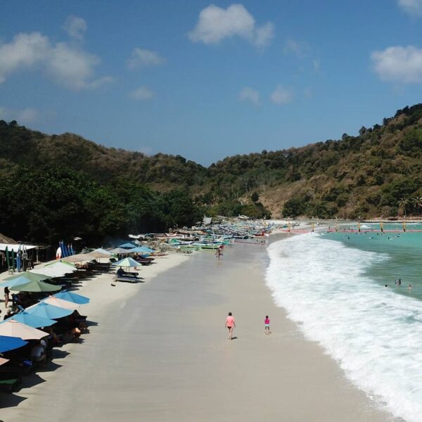Kalau ke Lombok, kamu wajib berkunjung ke Pantai Selong Belanak! Sebab, pantai i...