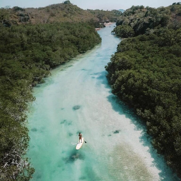 Kalau suatu ketika Sobat Pesona terdampar di pantai Pulau Rote dengan air biru s...