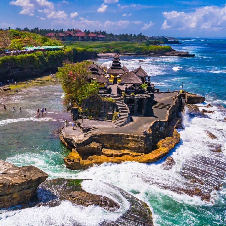 Kapan waktu terbaik mengunjungi Pura Tanah Lot? Sore hari, saat menjelang mataha...