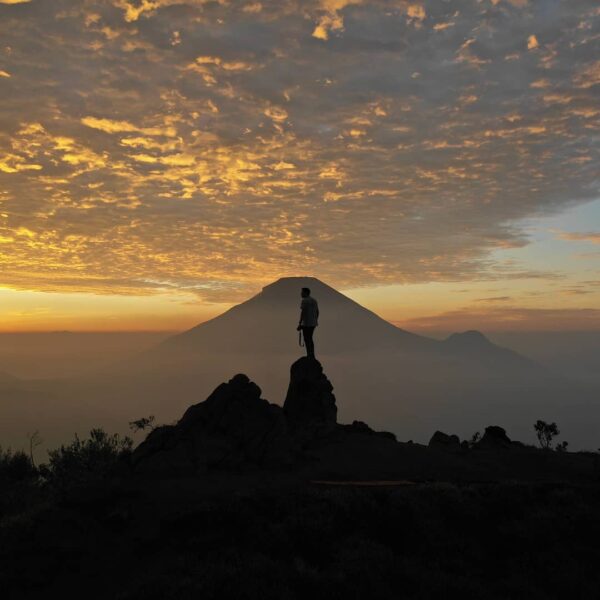Keindahan alam Bukit Sikunir tidak perlu diragukan lagi. Terutama menjelang mata...