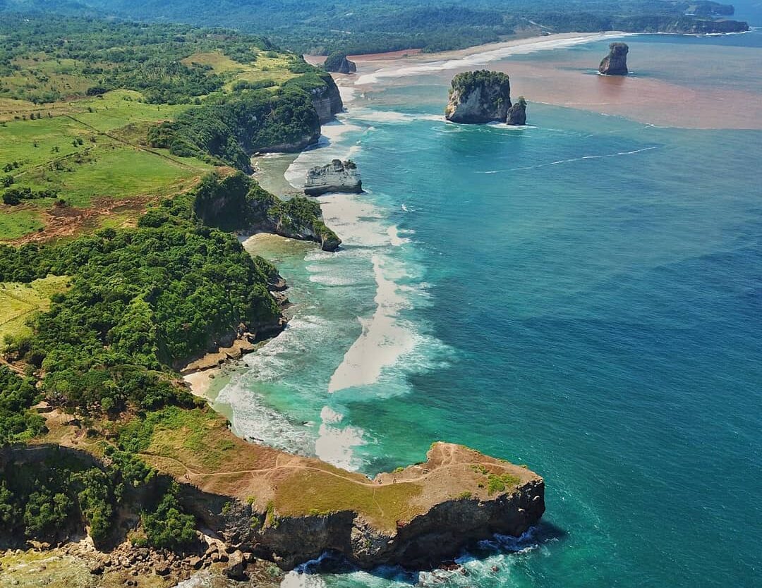 Keindahan alam Nusa Tenggara Timur (NTT) seakan tak ada habisnya untuk kita jela...