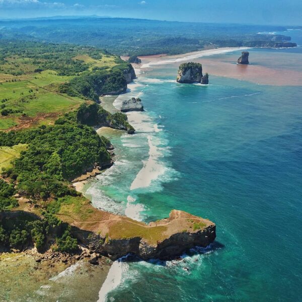 Keindahan alam Nusa Tenggara Timur (NTT) seakan tak ada habisnya untuk kita jela...