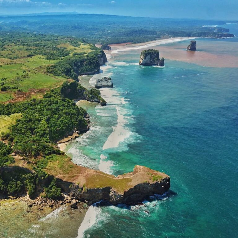 Keindahan alam Nusa Tenggara Timur (NTT) seakan tak ada habisnya untuk kita jela...