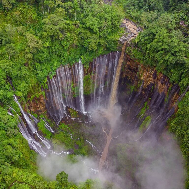 Kemegahan air terjun ini kerap dijuluki sebagai 'Niagara-nya Indonesia'. Diberi ...