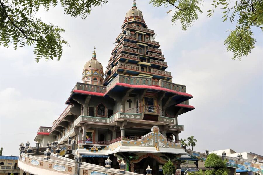Kesan kuil India langsung luruh begitu kita masuk ke bagian dalam bangunan Graha...