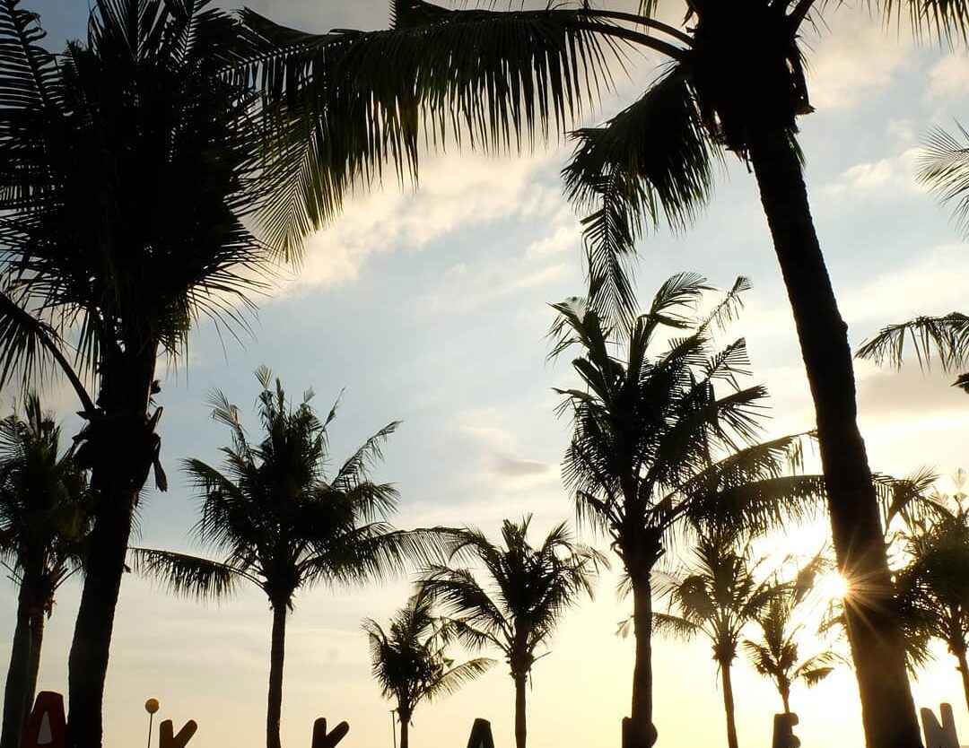 Kota Makassar sangat identik dengan Pantai Losari. Itu sebabnya Pantai Losari ra...