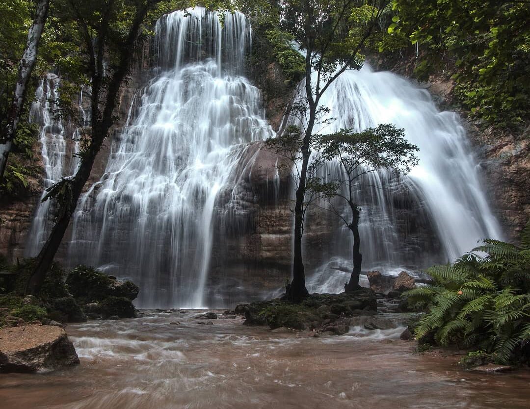 Letaknya tersembunyi di balik rimbunnya pepohonan hutan Biak Utara. Jauh dari ka...