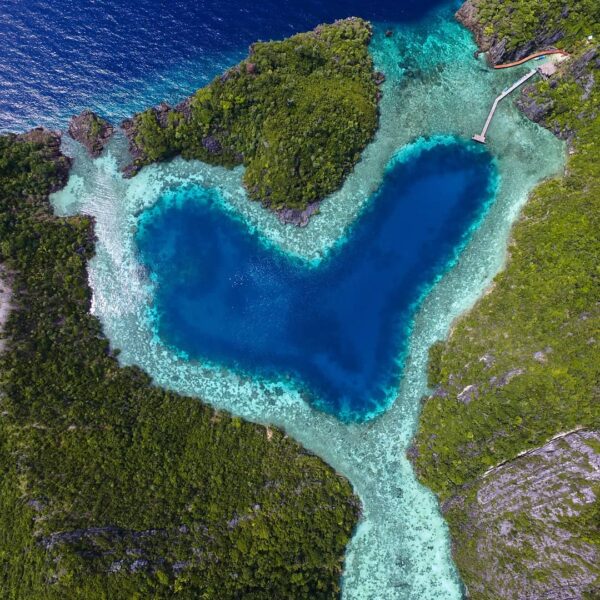 Love Lagoon di distrik Misool, Papua Barat ini pas banget buat kamu yang mencari...
