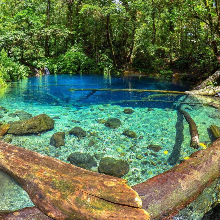 Lukisan alam nan indah ini bernama Danau Kaco. Letaknya di kawasan Taman Nasiona...