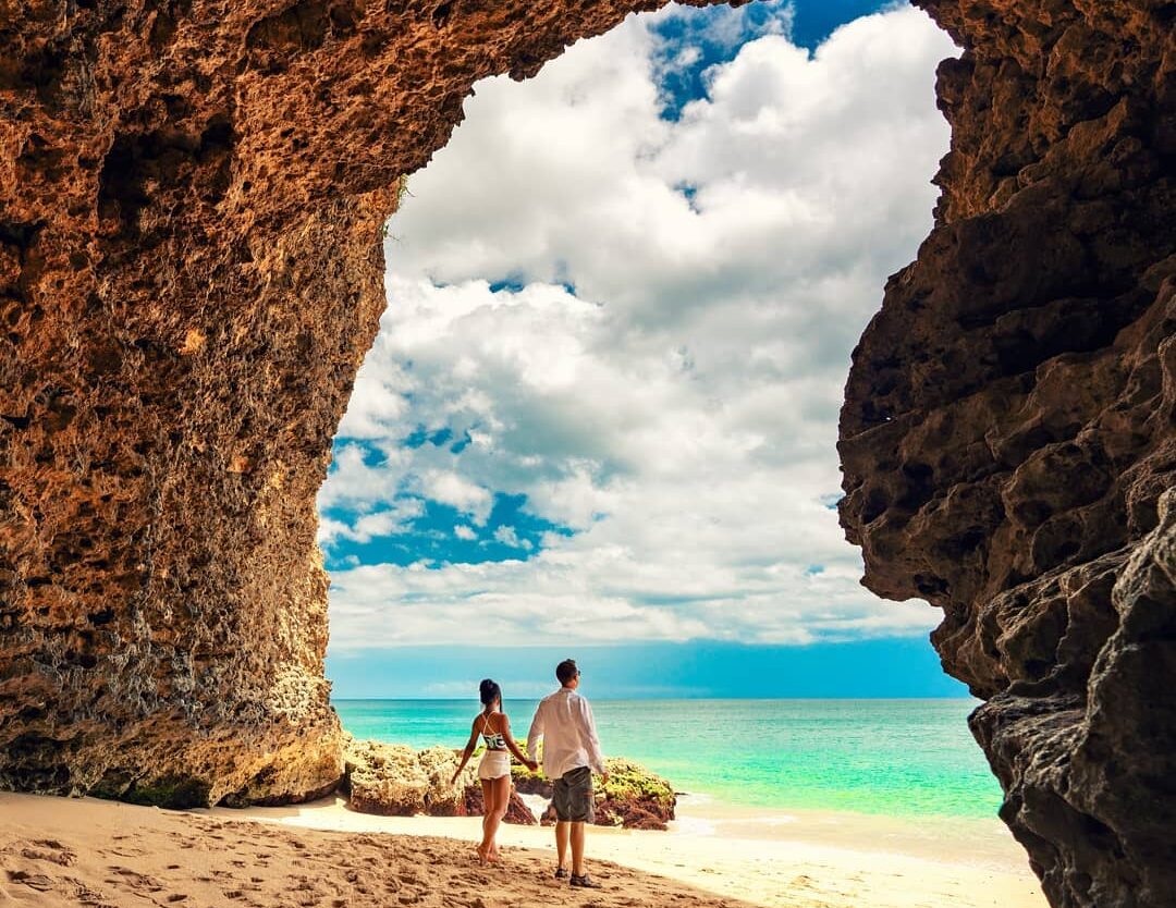 Mau foto prawedding juga di Pantai Tegal Wangi? Pastikan kamu sudah punya pasang...