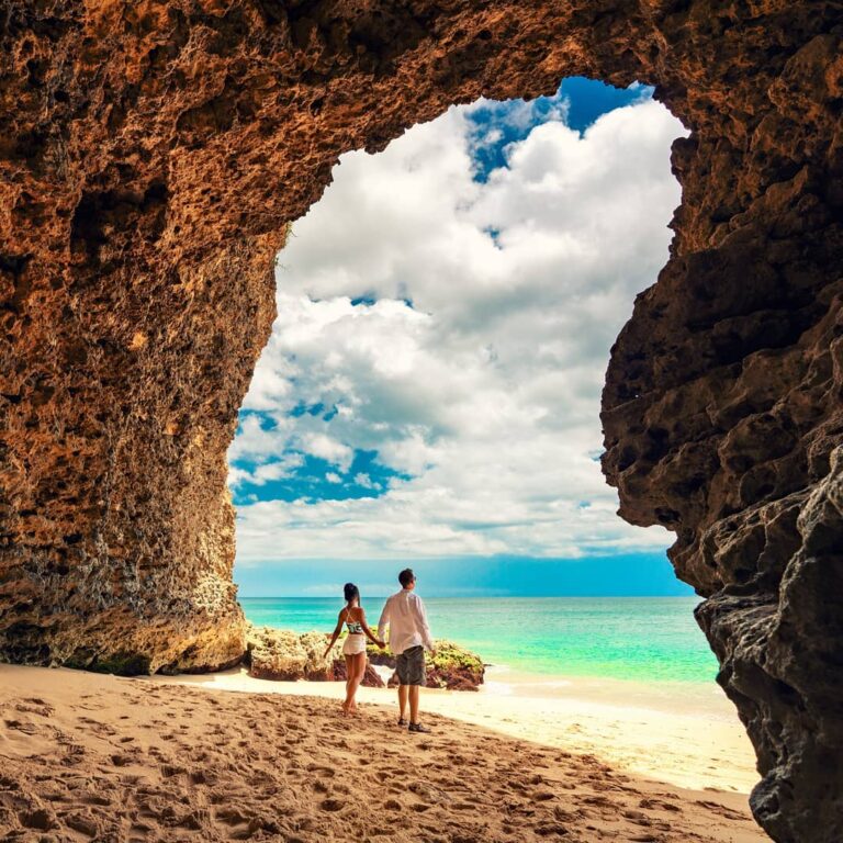 Mau foto prawedding juga di Pantai Tegal Wangi? Pastikan kamu sudah punya pasang...