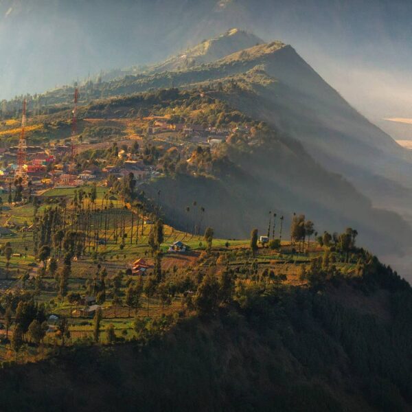Mau menyaksikan sunrise terbaik di kawasan Gunung Bromo? Datang saja ke Desa Cem...