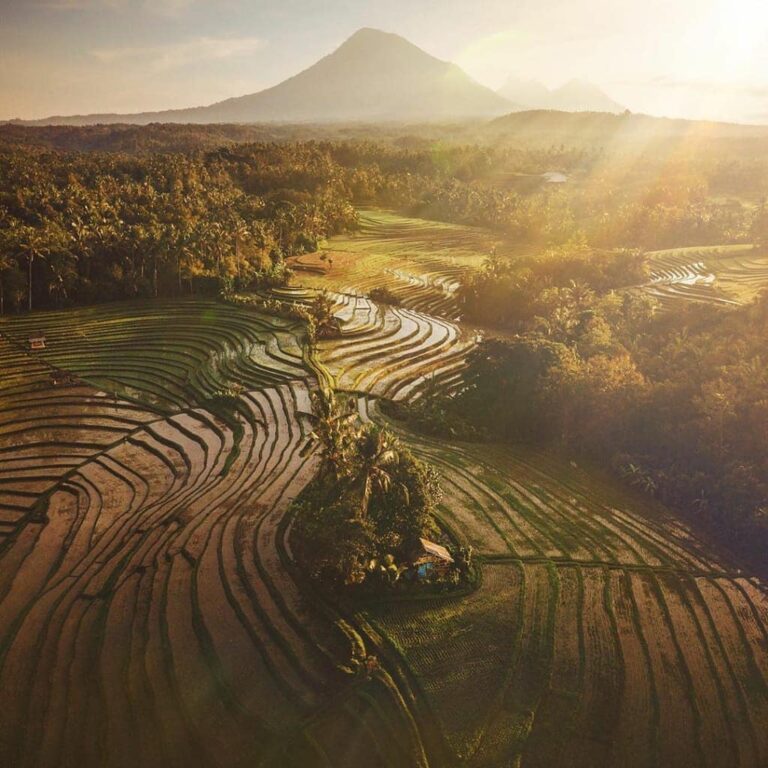 Mau merasakan kehangatan mentari sehangat sapaan kekasih di pagi hari?
Saat duni...