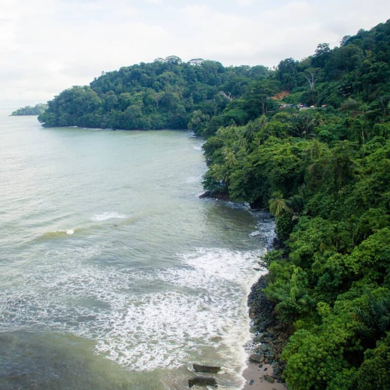 Mengajak keluarga berwisata ke Pantai Air Manis, kita tak hanya bisa menikmati k...