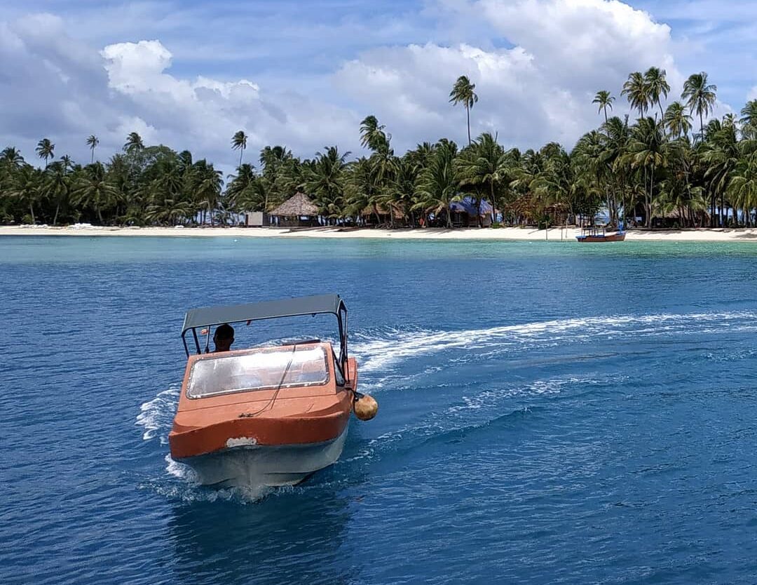 Meskipun tsunami pernah menghantam pulau ini, namun keindahannya tak lantas lunt...