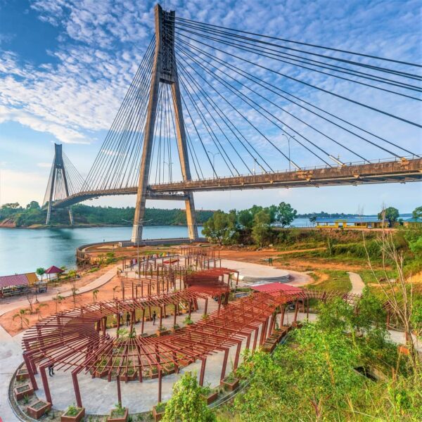 Mini Golden Gate, landmark yang menjadi ikon kota Batam ini memiliki ketinggian ...