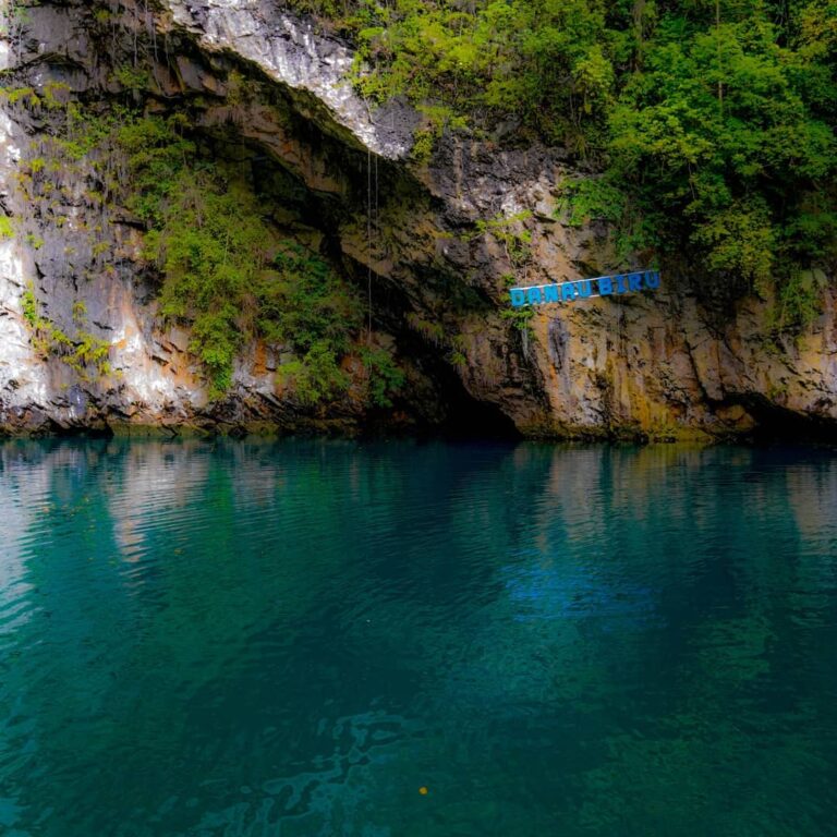 Nama Danau Biru sepadan dengan warna airnya yang benar-benar biru dan bening. Pe...