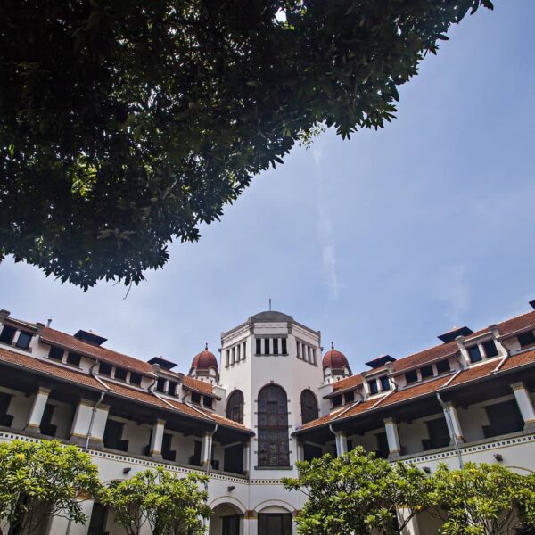 Nama Lawang Sewu pasti sudah tidak asing lagi di telinga kita. Mendengarnya saja...
