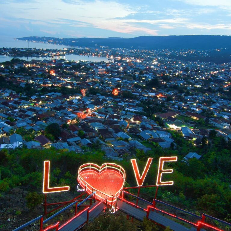 Namanya 'Bukit Kasih Sayang', bukan 'Sakit, Tapi Masih Sayang'.
.
Bukit ini meny...