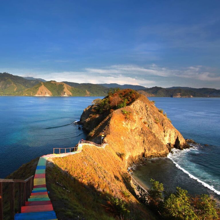 Namanya boleh saja Pulau Dua, tapi dijamin dia tak pernah mendua. Seperti mataha...