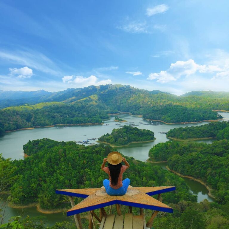 Panorama barisan bukit hijau bersambut dengan atmosfer sejuk menjadi suguhan uta...