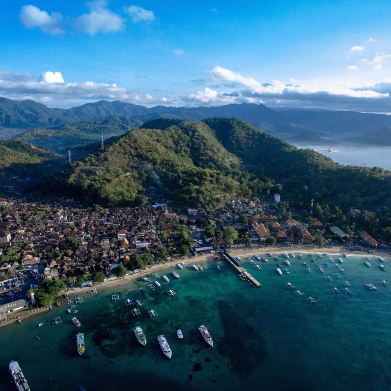 Pantai Padang Bai memang lebih dikenal sebagai sarana penyeberangan utama menuju...