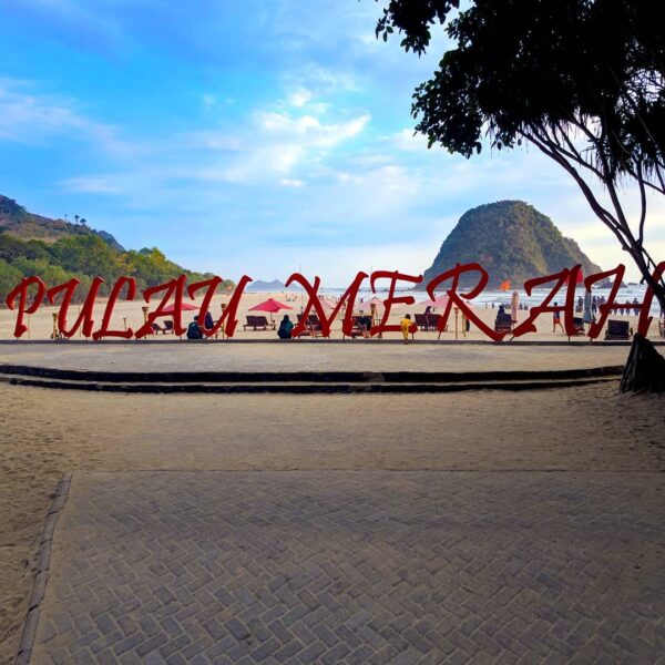 Pantai Pulau Merah berada di ujung selatan, masih menjadi satu rangkaian dengan ...