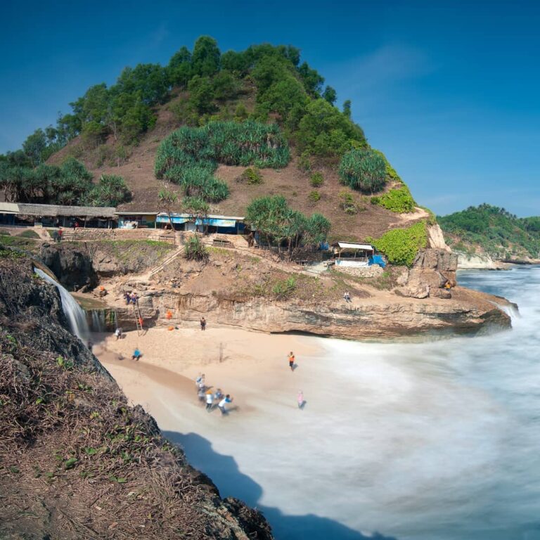 Pantai ini unik. Dalam satu kawasan, kita bisa menikmati pantai sekaligus air te...