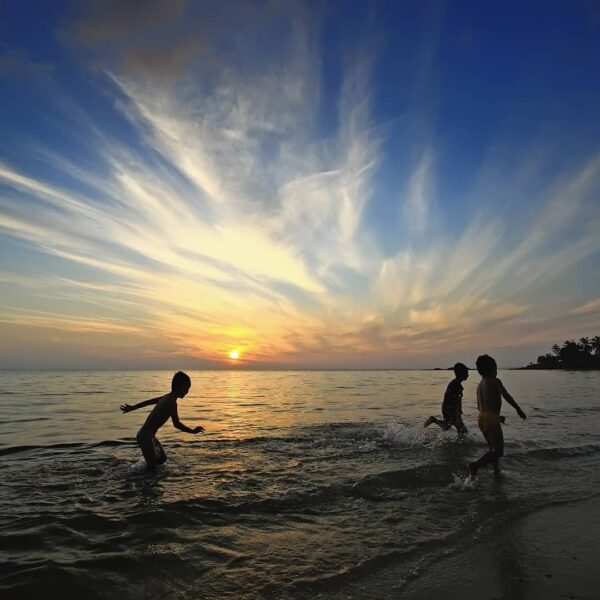 Pantai yang paling berkesan buat Sobat Pesona, ada di mana? Di Pantai Nongsa, ad...