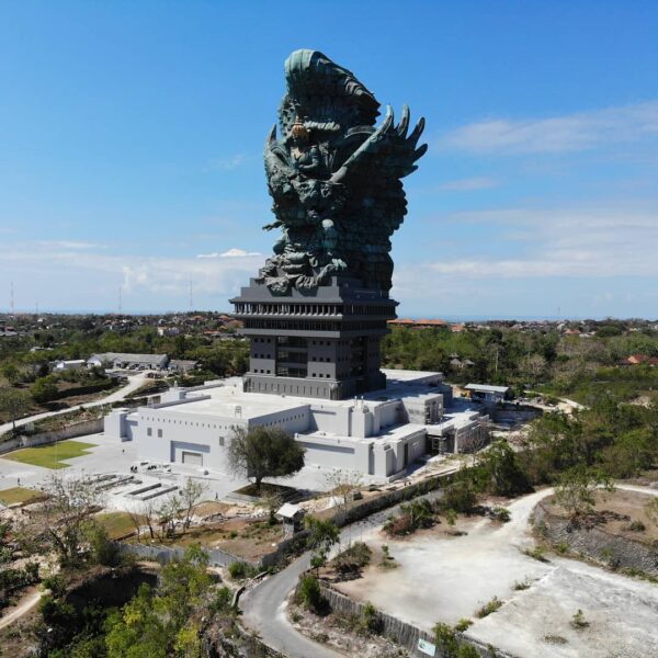 Patung setinggi 121 meter di kawasan GWK Culture Park seluas 60 hektar ini, dija...