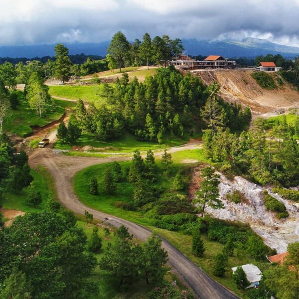 Penampakannya memang cantik memikat, air tenang dikelilingi hutan dan perbukitan...
