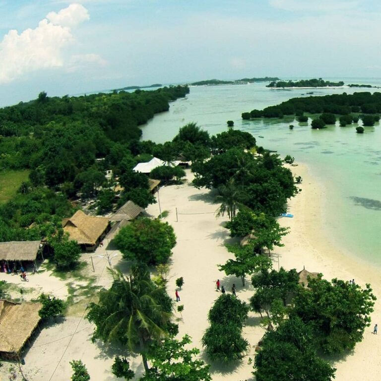 Penat di ibukota? Pulau seribu jawabannya!
. 
Kepulauan Seribu ini terdiri atas ...