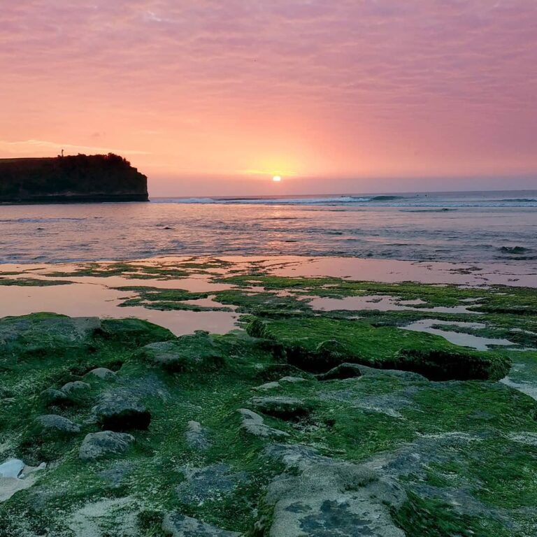 Pengin berburu pantai tersembunyi di Bali? Yuk melipir ke Desa Ungasan, Jimbaran...
