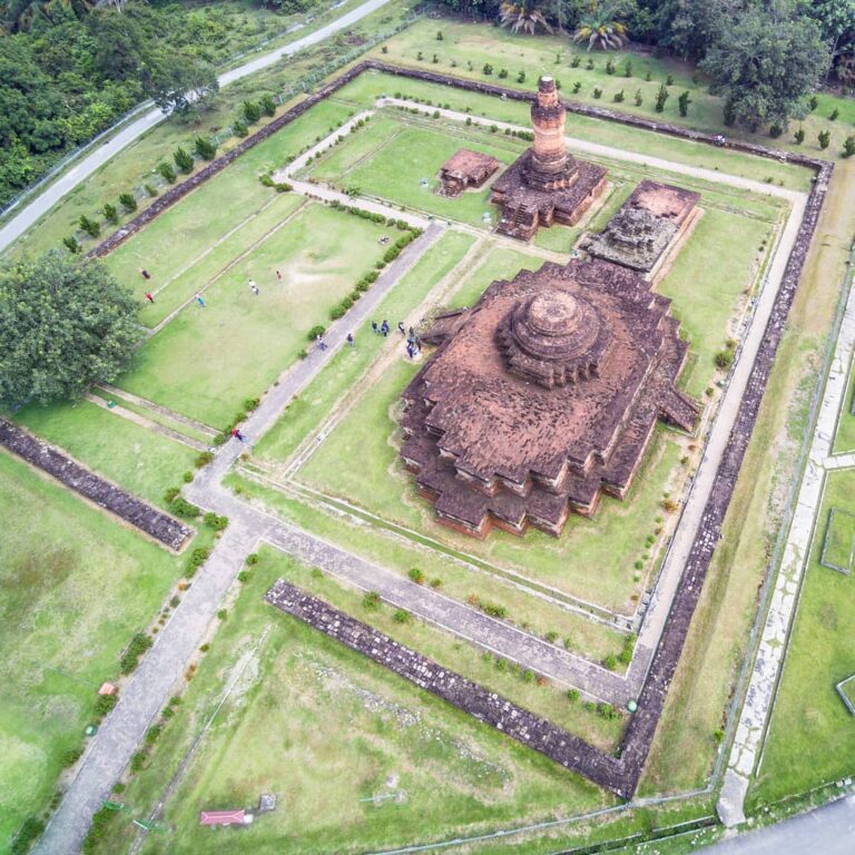 Pernah dengar cerita tentang Candi Muara Takus?
. 
Candi ini adalah sebuah candi...