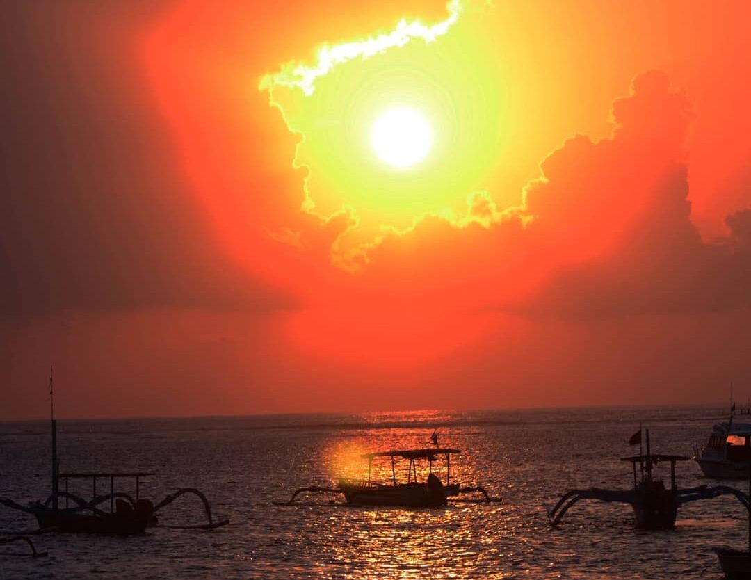 Pilih yang mana, Sunset di Kuta, kah? Atau, sunrise di Sanur?
. 
Keduanya sama i...