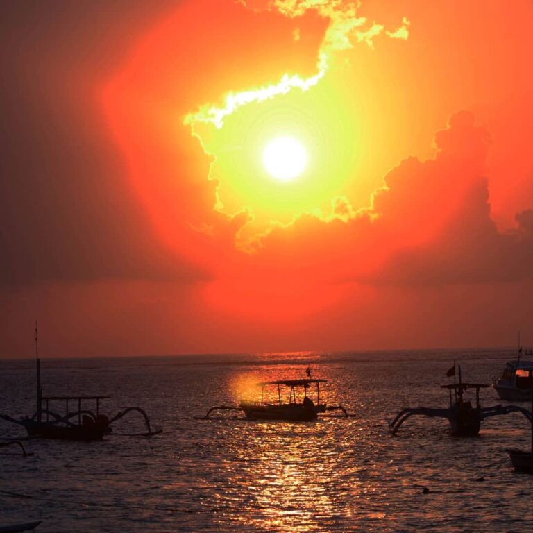 Pilih yang mana, Sunset di Kuta, kah? Atau, sunrise di Sanur?
. 
Keduanya sama i...