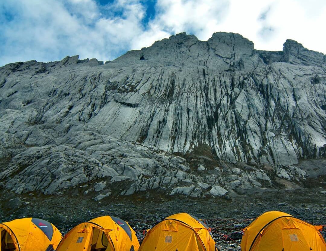 Punya impian menaklukkan Puncak Gunung Carstensz di Papua? Artinya kamu akan mel...