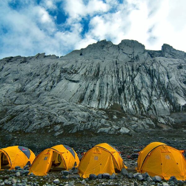 Punya impian menaklukkan Puncak Gunung Carstensz di Papua? Artinya kamu akan mel...