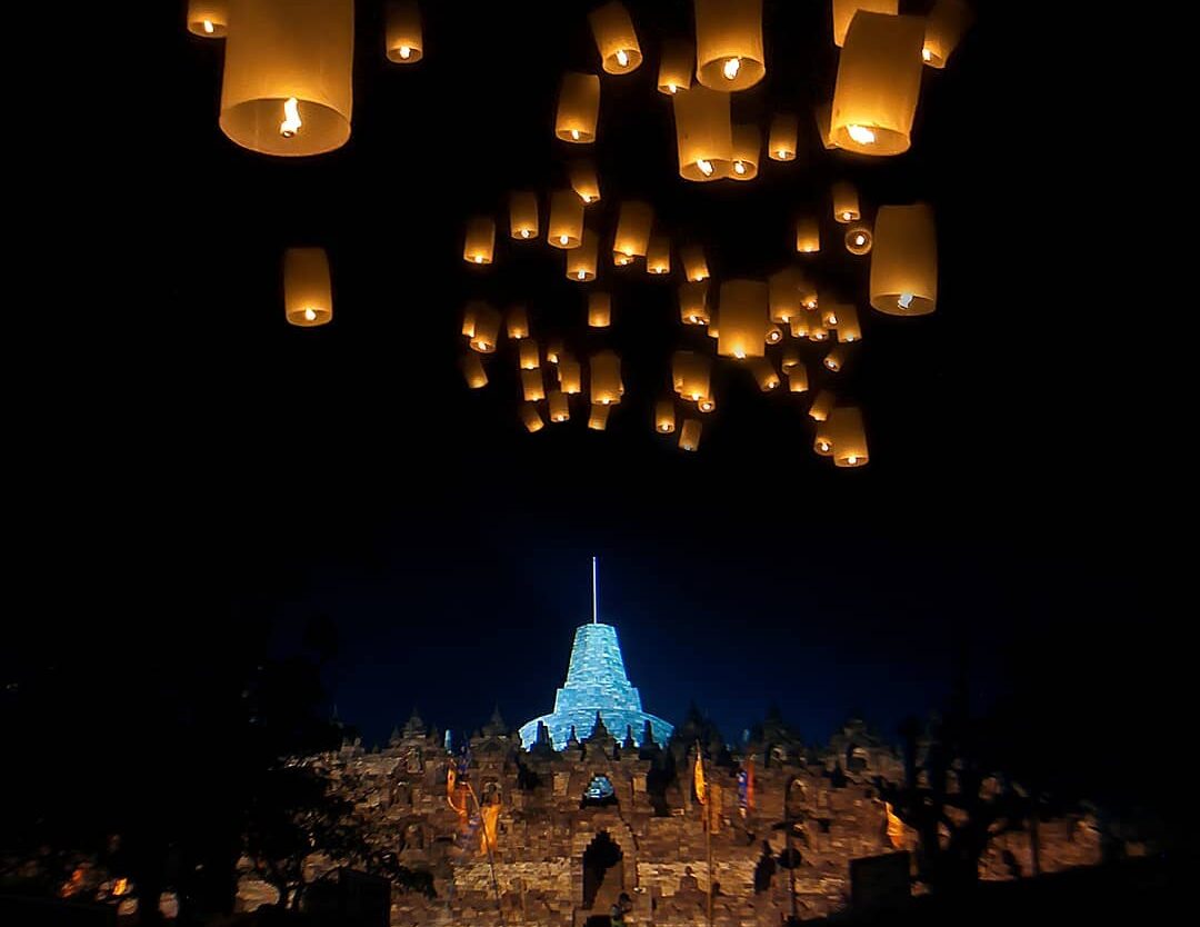 Ratusan lampion diterbangkan di area Candi Borobudur saat perayaan Waisak. Sudah...
