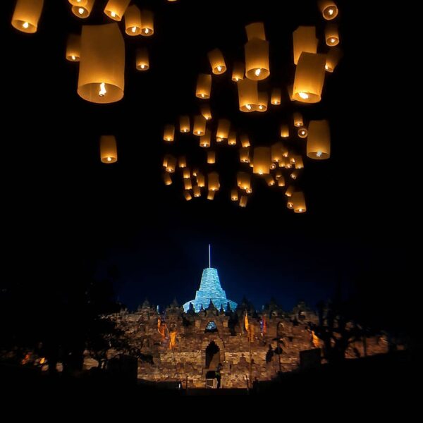 Ratusan lampion diterbangkan di area Candi Borobudur saat perayaan Waisak. Sudah...
