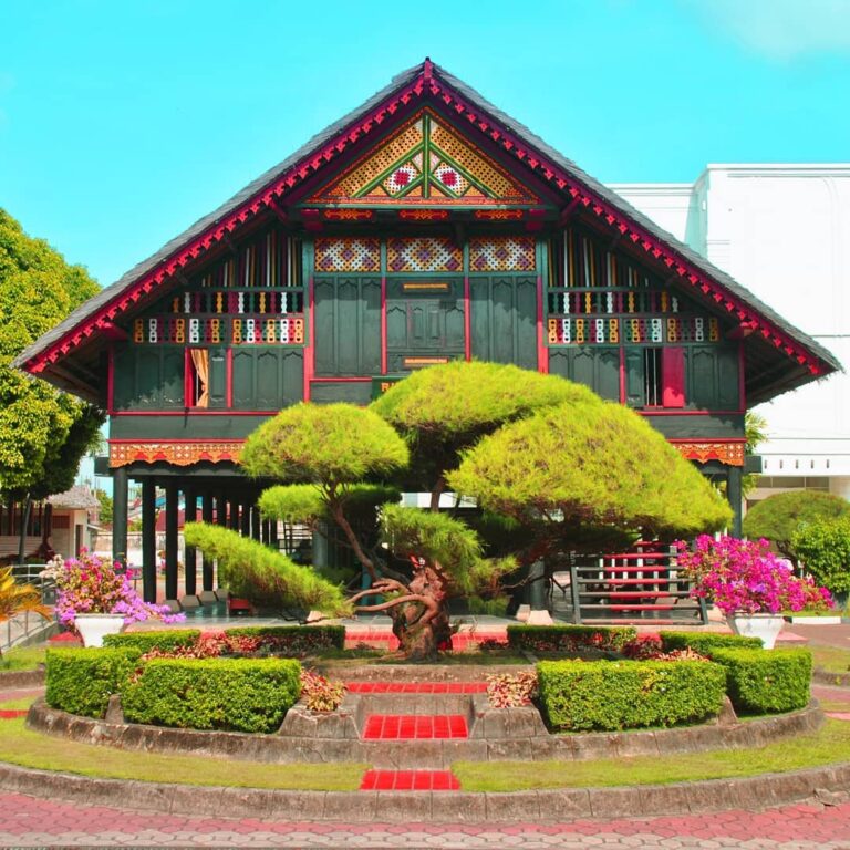 Rumoh Aceh merupakan rumah tradisional Aceh yang sudah jarang ditemui. Berbentuk...
