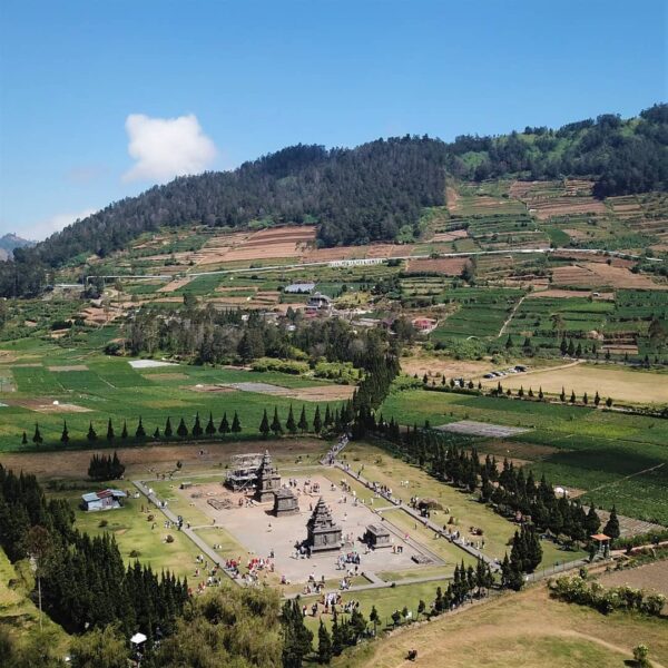 Saat berkunjung ke Dieng, kamu wajib mampir ke Komplek Candi Arjuna! Tau kenapa?...