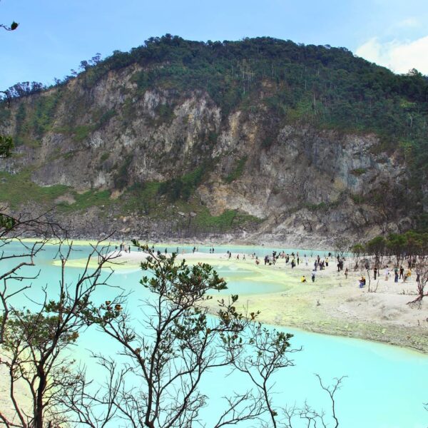 Saking uniknya, kita serasa seperti berada di negeri dongeng, lho!
. 
Kawah Puti...