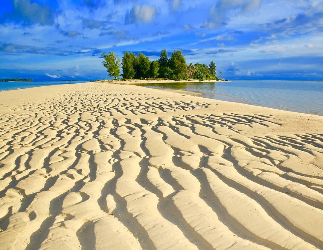 Sebuah pantai pasir putih di Pulau Dodola membelah perairan di Kabupaten Morotai...