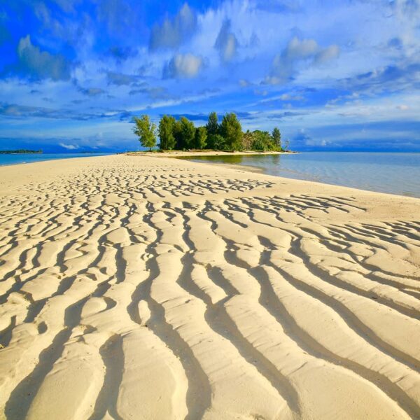 Sebuah pantai pasir putih di Pulau Dodola membelah perairan di Kabupaten Morotai...