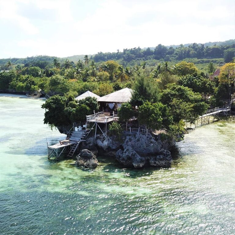 Sekilas tempat ini tampak seperti pulau karang kecil di tengah lautan. Namun jik...