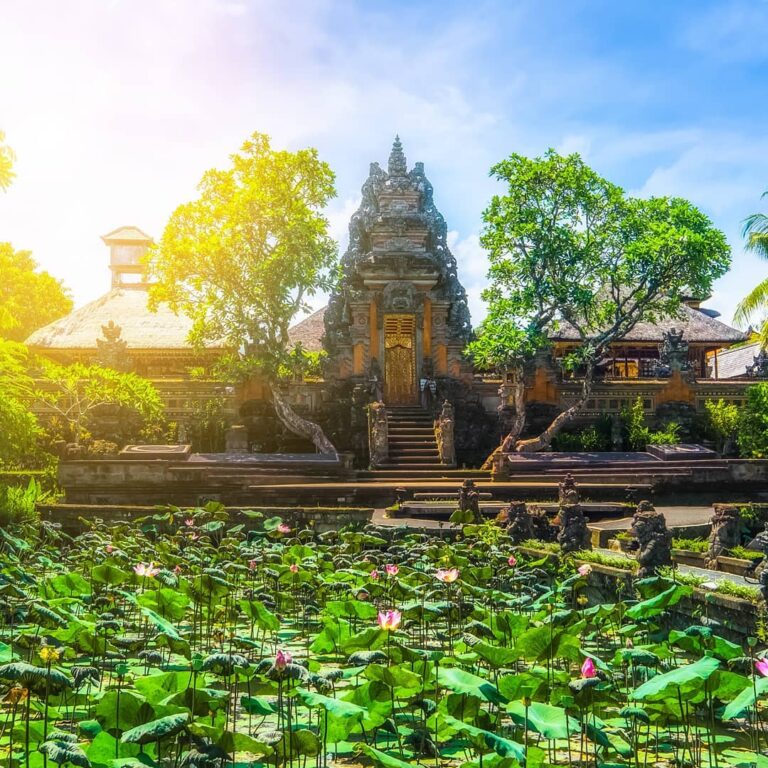 Selain pantai, Bali juga identik dengan Pura sebagai tempat ibadah umat Hindu. P...