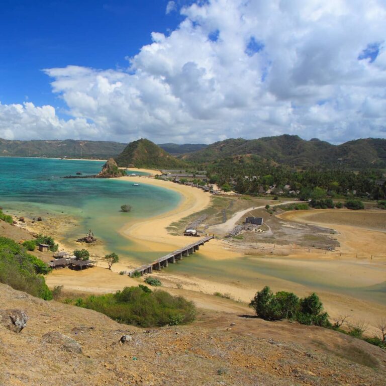 Selalu ada legenda di balik kemunculan sebuah tempat, terutama di Indonesia. Mes...